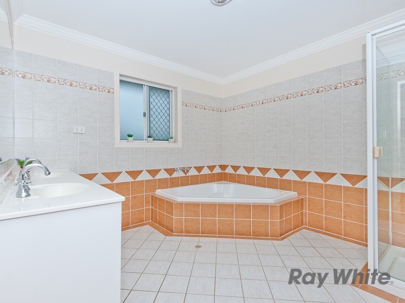 28 Knightsbridge Place, Bridgeman Downs QLD 4035