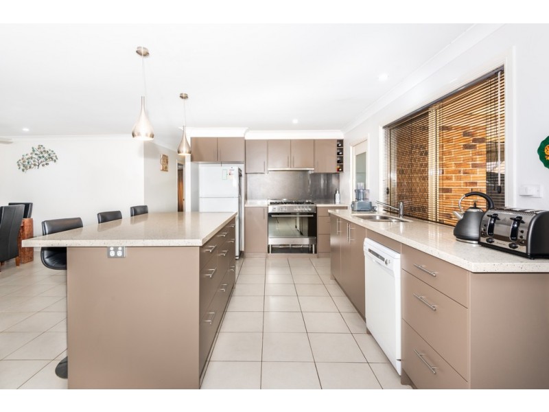 11 Queen Elizabeth Drive, Eatons Hill QLD 4037