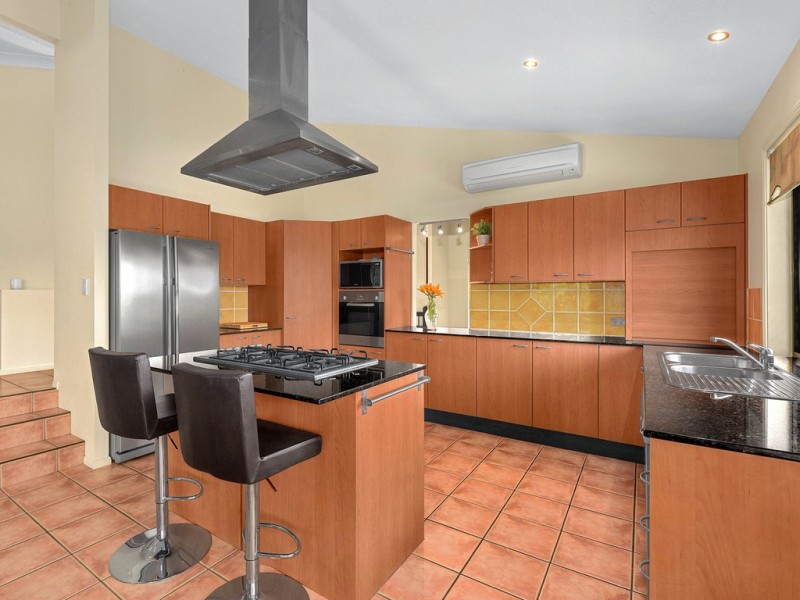 15 Valencia Court, Eatons Hill QLD 4037