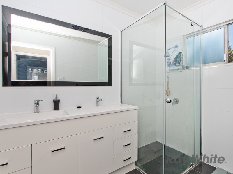 4 Hanlon Road, Petrie QLD 4502