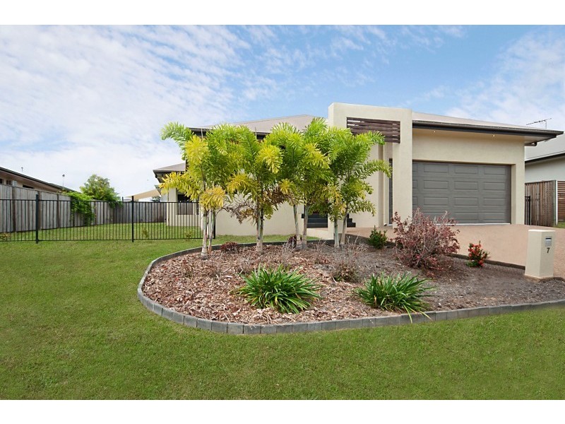 7 Helvellyn Street, Bushland Beach QLD 4818