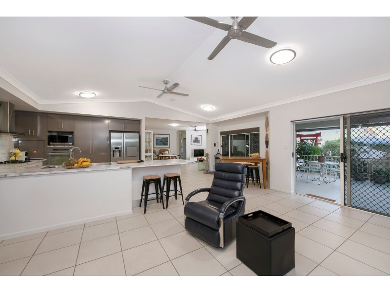 8 Palomar Court, Mount Louisa QLD 4814