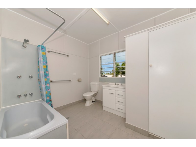 100 Gollogly Lane, Rasmussen QLD 4815