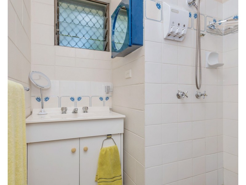 16 Violet Crescent, Rasmussen QLD 4815