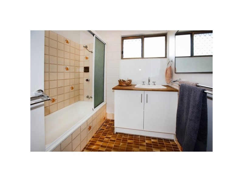 6 Julia Street, Kirwan QLD 4817