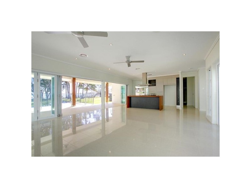 10 Reef Street, Saunders Beach QLD 4818