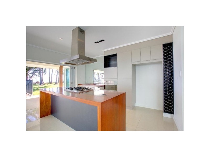 10 Reef Street, Saunders Beach QLD 4818