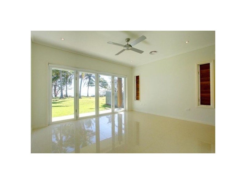 10 Reef Street, Saunders Beach QLD 4818