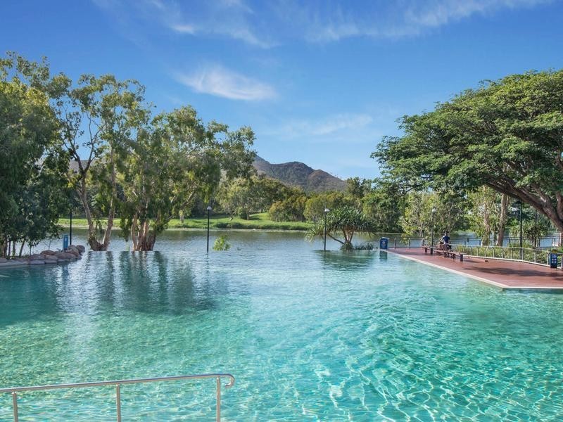 2/1B Sporting Drive, Thuringowa Central QLD 4817