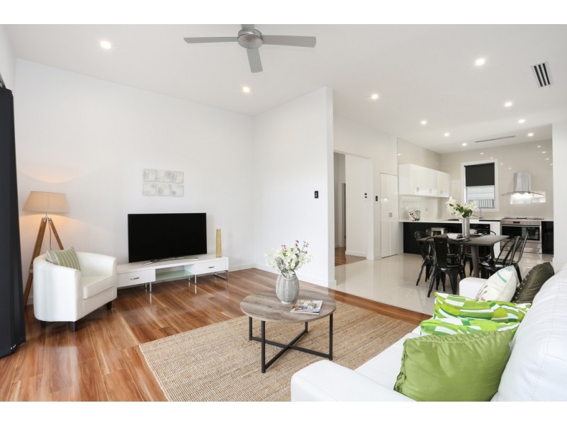 33 Fourth Ave, Woodville Gardens SA 5012