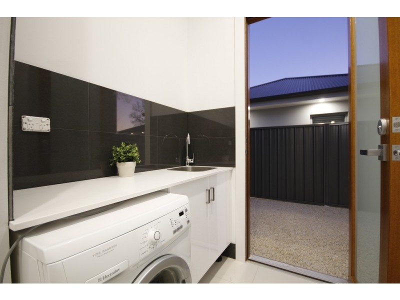 33 Fourth Ave, Woodville Gardens SA 5012