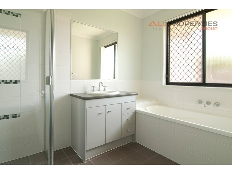 8 Jene Court, Flinders View QLD 4305