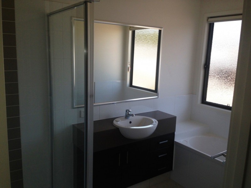 2 Pine Court, Springfield Lakes QLD 4300