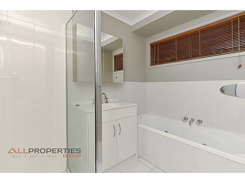 9 Rosa Court, Camira QLD 4300