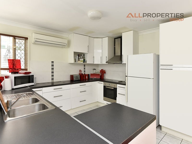 18 Windsor Place, Forest Lake QLD 4078