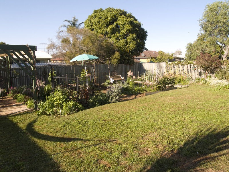 12 Sturt Street, Leichhardt QLD 4305