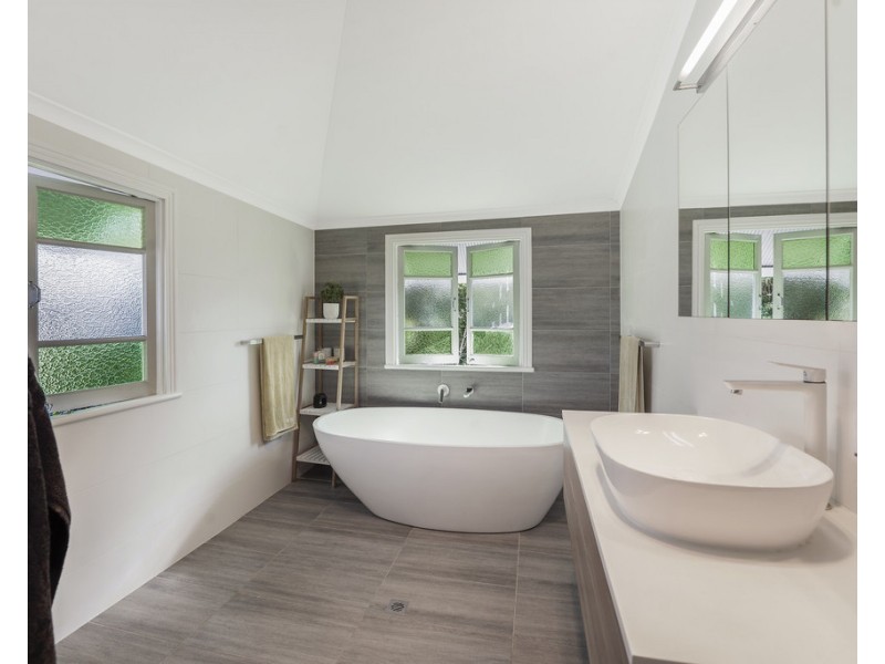 8 Erskine Avenue, Kedron QLD 4031