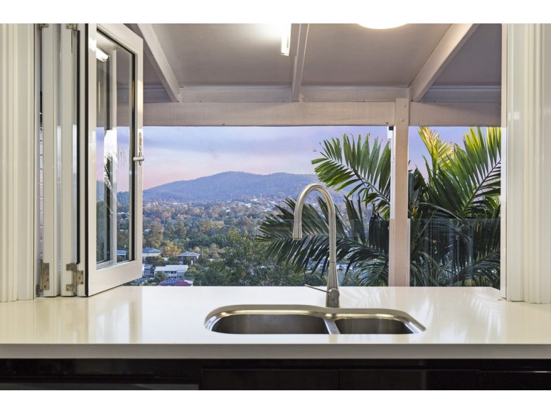 1082 South Pine Road, Everton Hills QLD 4053