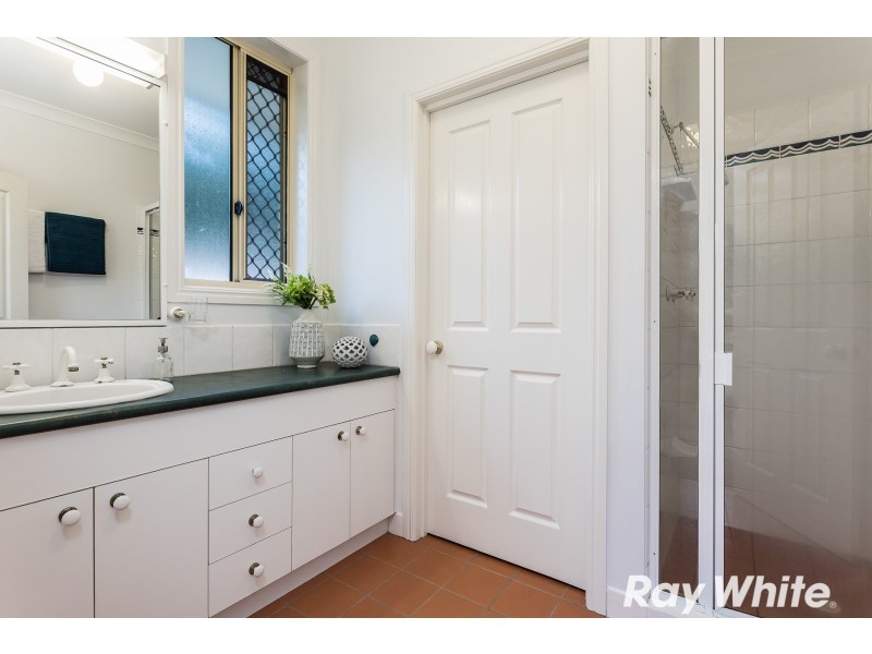 4 Skyline Court, Draper QLD 4520