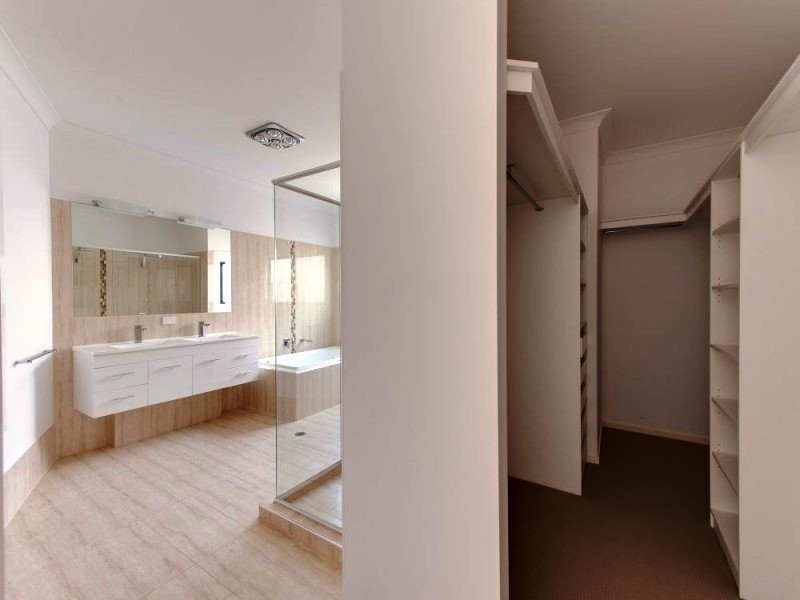 8 Amott Street, Stafford Heights QLD 4053