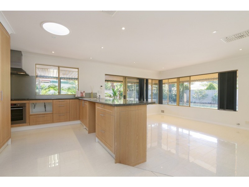 12 Devitt Grove, Parmelia WA 6167