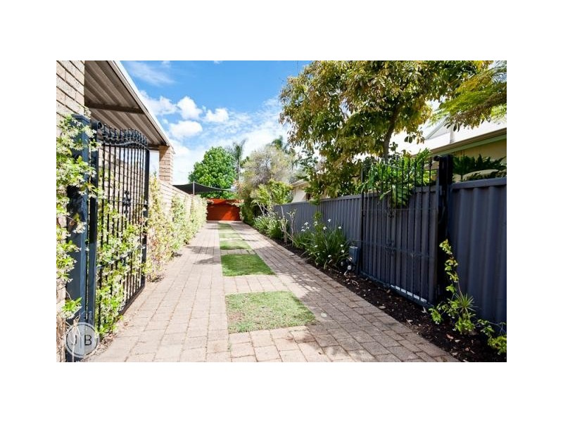 39B Cloister Ave, Manning WA 6152