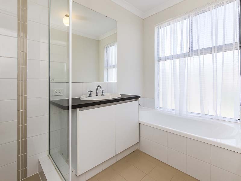 3/3 Mountain View, Kelmscott WA 6111