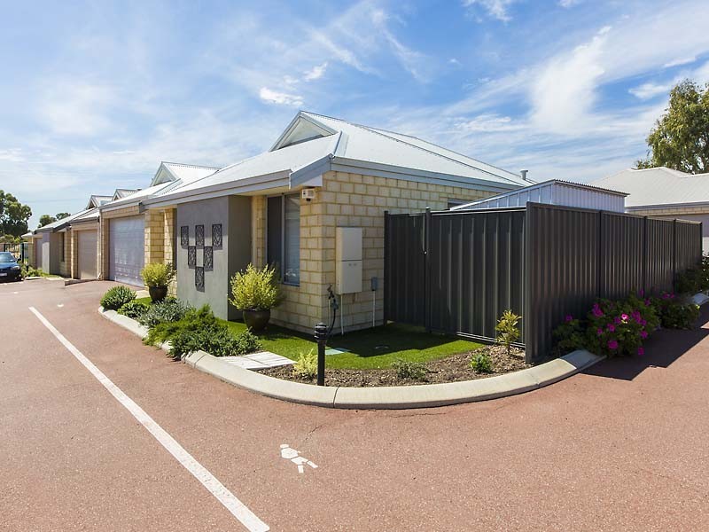 3/3 Mountain View, Kelmscott WA 6111