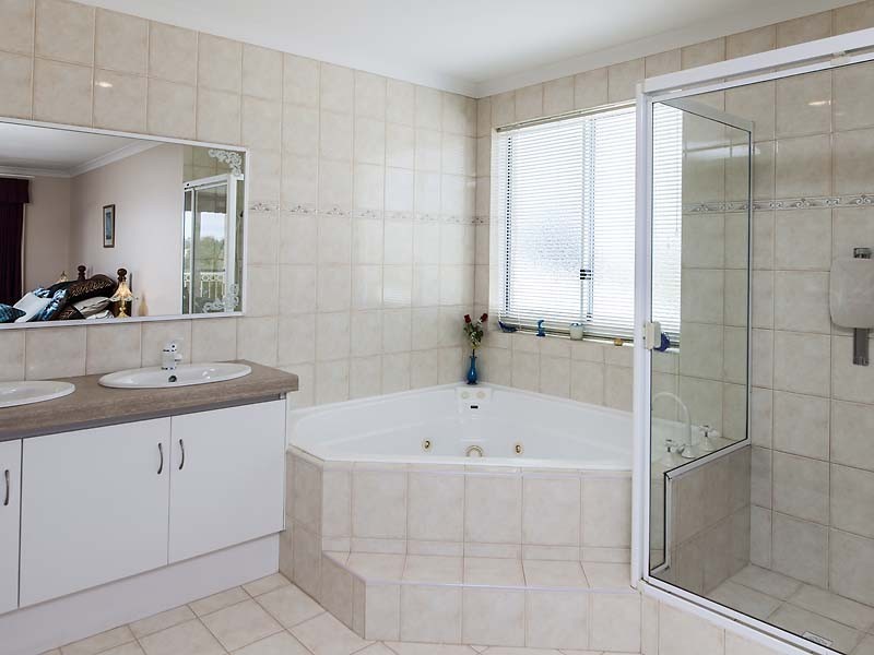 12 Batavia Avenue, Wannanup WA 6210