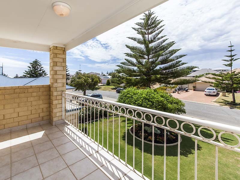 12 Batavia Avenue, Wannanup WA 6210