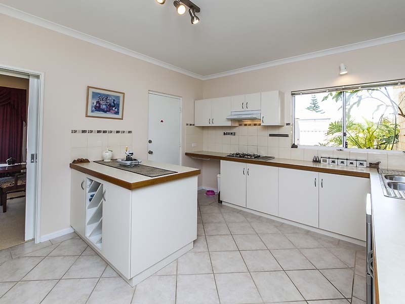 12 Batavia Avenue, Wannanup WA 6210