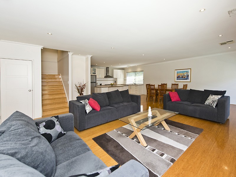 2/143 Lockhart Street, Como WA 6152