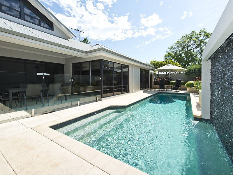 2/143 Lockhart Street, Como WA 6152