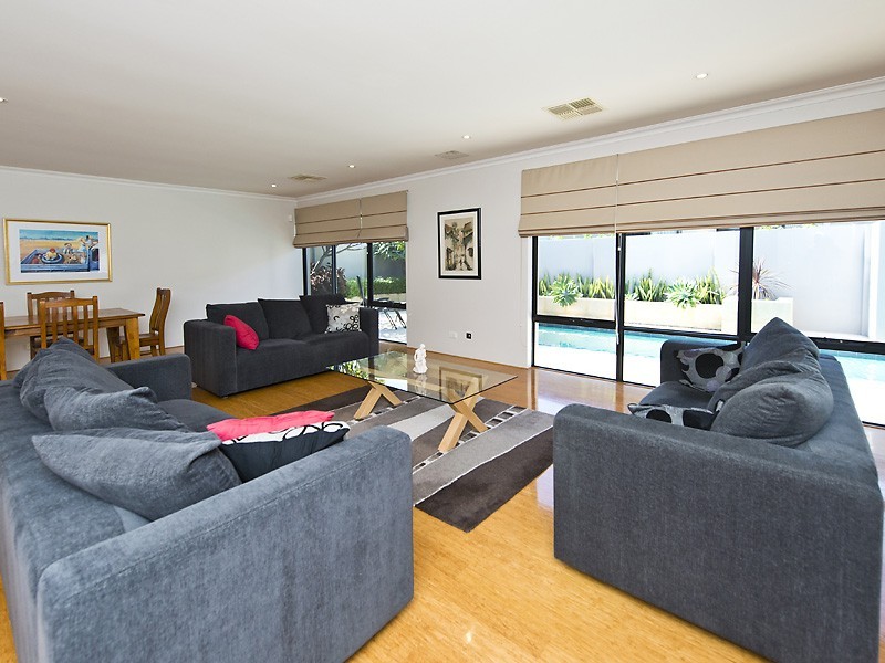 2/143 Lockhart Street, Como WA 6152