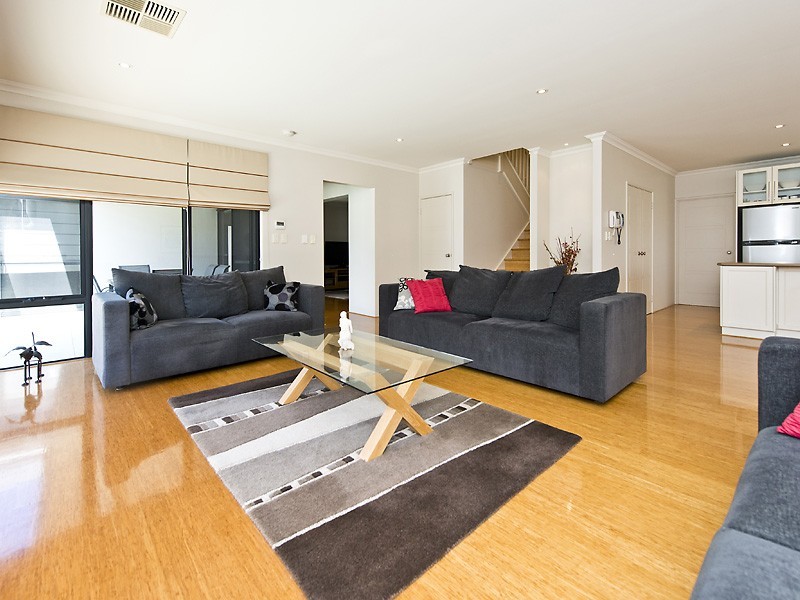 2/143 Lockhart Street, Como WA 6152