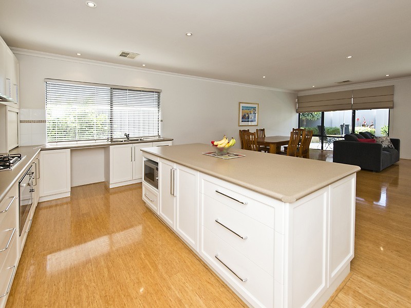 2/143 Lockhart Street, Como WA 6152