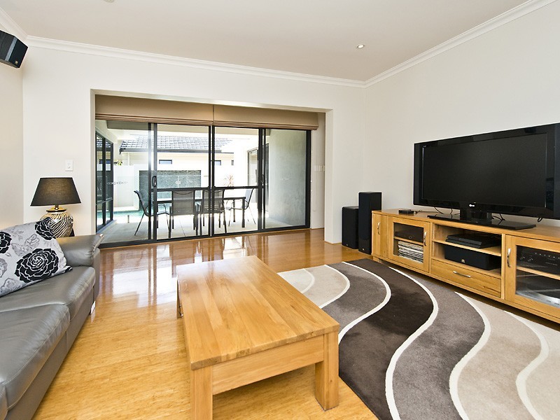 2/143 Lockhart Street, Como WA 6152