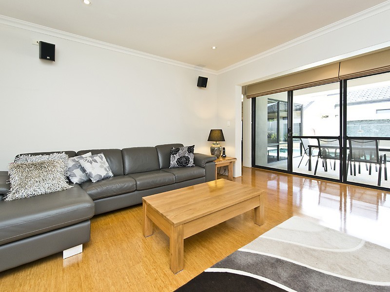 2/143 Lockhart Street, Como WA 6152