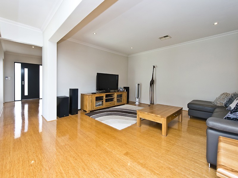 2/143 Lockhart Street, Como WA 6152