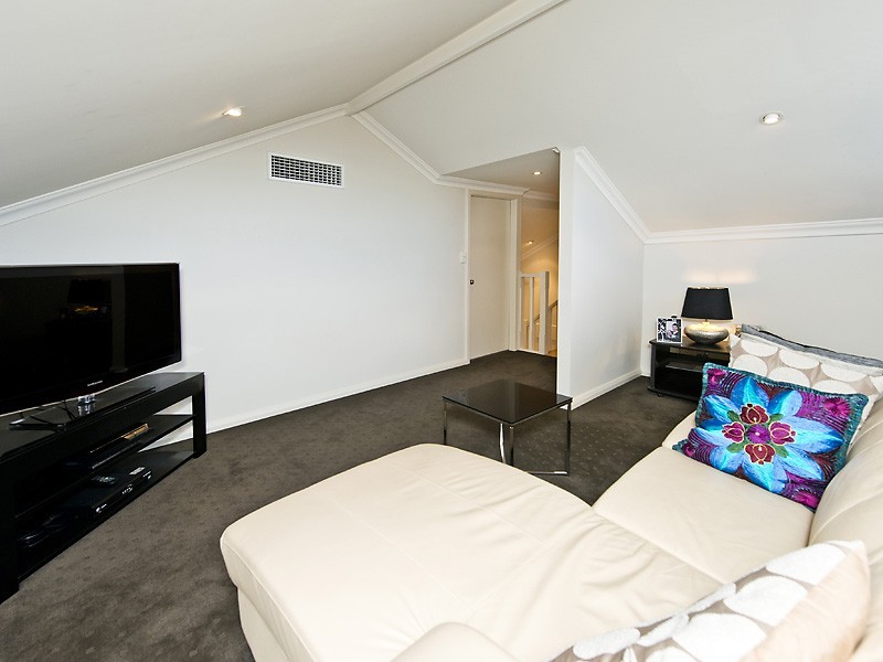 2/143 Lockhart Street, Como WA 6152