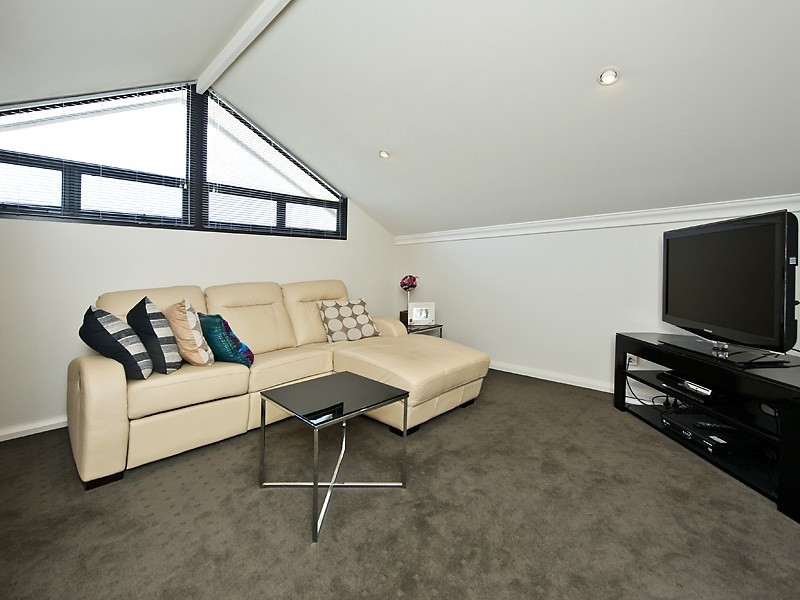 2/143 Lockhart Street, Como WA 6152