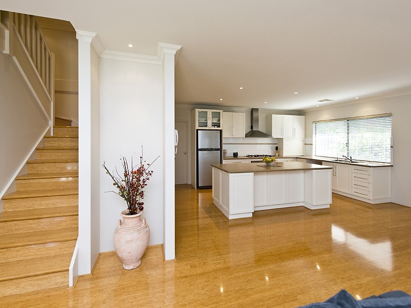 2/143 Lockhart Street, Como WA 6152