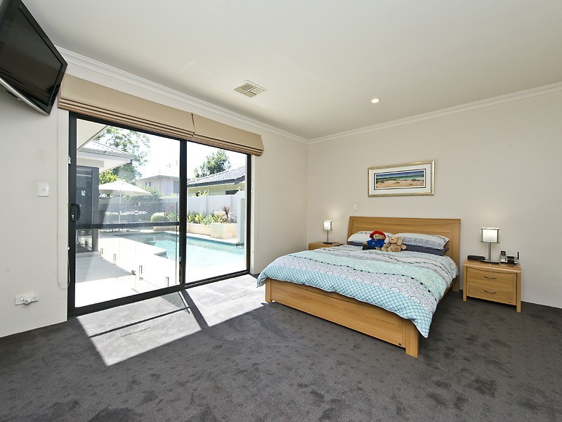 2/143 Lockhart Street, Como WA 6152