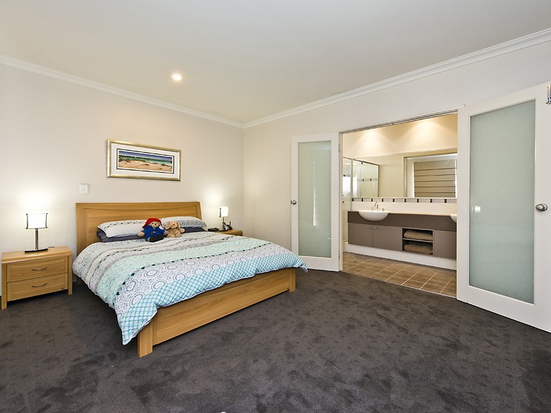 2/143 Lockhart Street, Como WA 6152