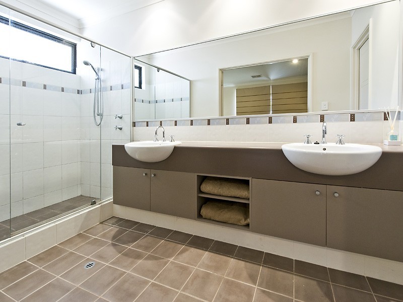 2/143 Lockhart Street, Como WA 6152