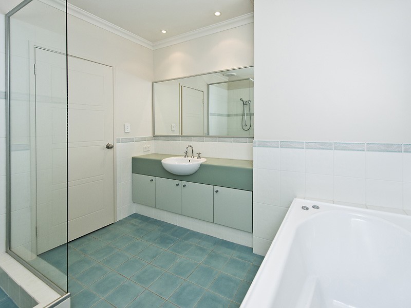 2/143 Lockhart Street, Como WA 6152