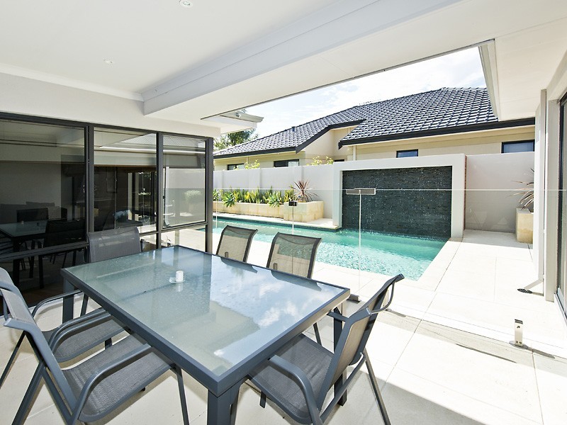 2/143 Lockhart Street, Como WA 6152