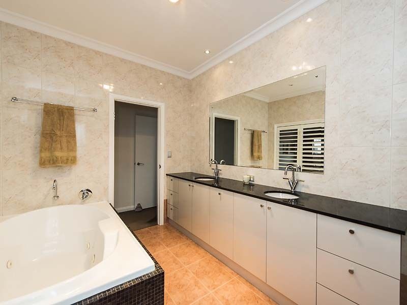 10A Tweeddale Road, Applecross WA 6153