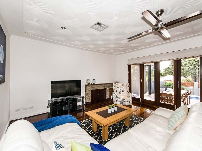 35 Woodley Crescent, Melville WA 6156