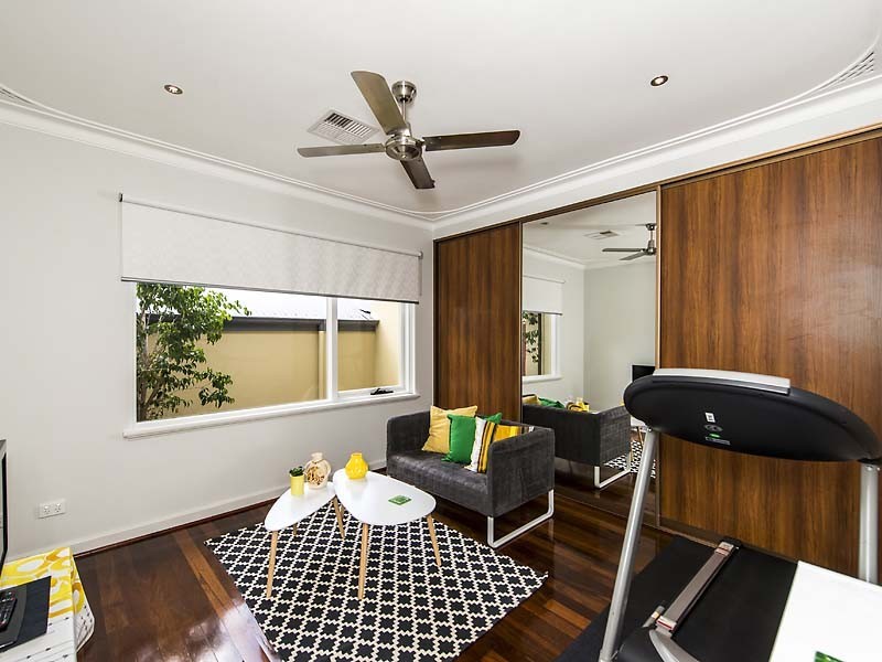 35 Woodley Crescent, Melville WA 6156